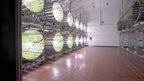 agricultura vertical llevada a cabo en explotaciones cilíndricas donde los cultivos se cultivan en interiores
