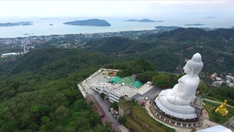 pan redondo de tian tan buddha en phuket, con una vista espectacular del mar, tailandia