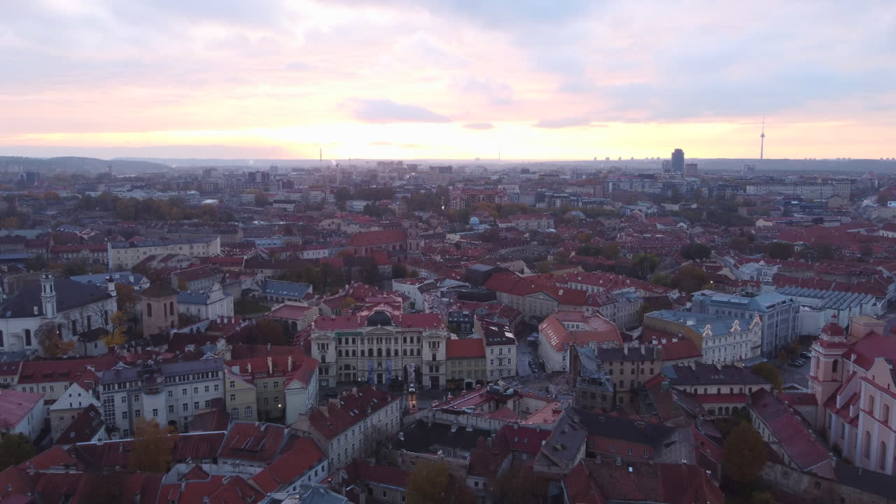 ciudad de vilnius, paisaje urbano aéreo, retirada de drones con cielo rosa al atardecer