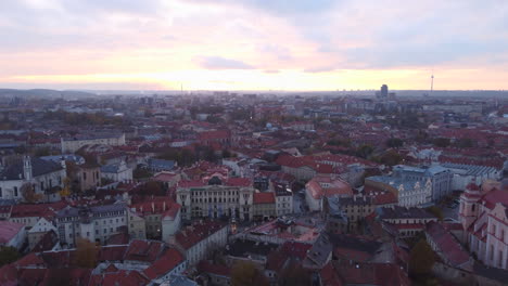 ciudad de vilnius, paisaje urbano aéreo, retirada de drones con cielo rosa al atardecer