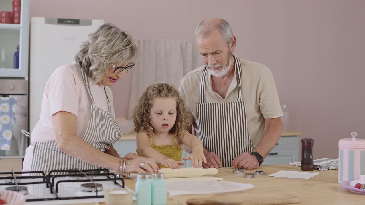 La famiglia cucina insieme