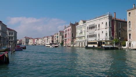 Vaporetto-Water-Bus-In-Venetian-Cityscape-Of-Venice,-Italy