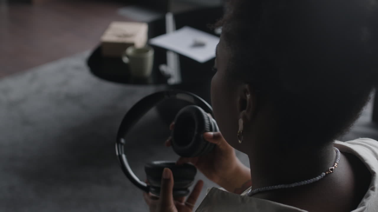 женщина слушает музыку в наушниках