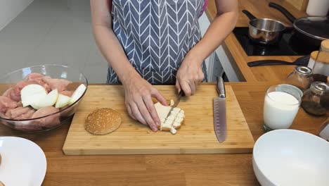 preparando sándwiches de pollo
