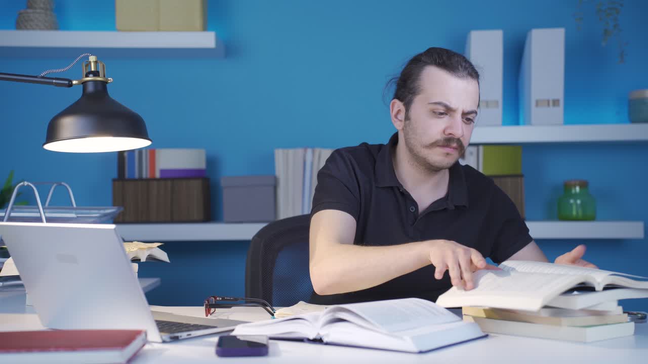 un hombre trabajador que está aburrido y aburrido de todo.