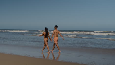 Linda-Pareja-Caminando-Por-La-Playa