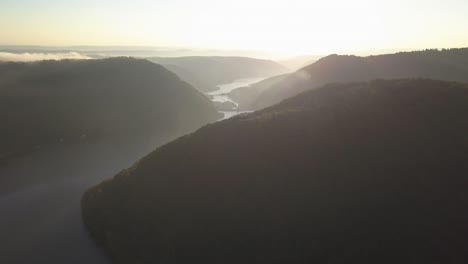 Breite-Luftaufnahme-Bei-Sonnenaufgang-Des-Tarnita-sees,-Rumäniens-Und-Der-Umliegenden-Landschaft
