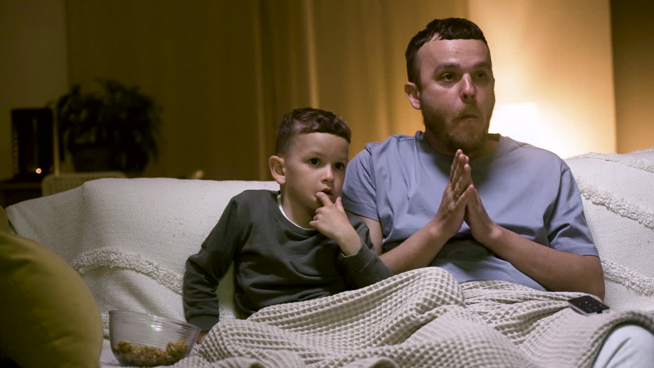 아버지와 아들이 영화를 보고 있습니다.