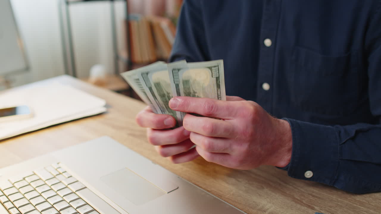 primer plano de las manos de un hombre de negocios contando dinero en efectivo, comprobando el salario, disfrutando de la riqueza en el lugar de trabajo.