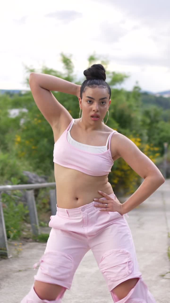 mujer bailando al aire libre