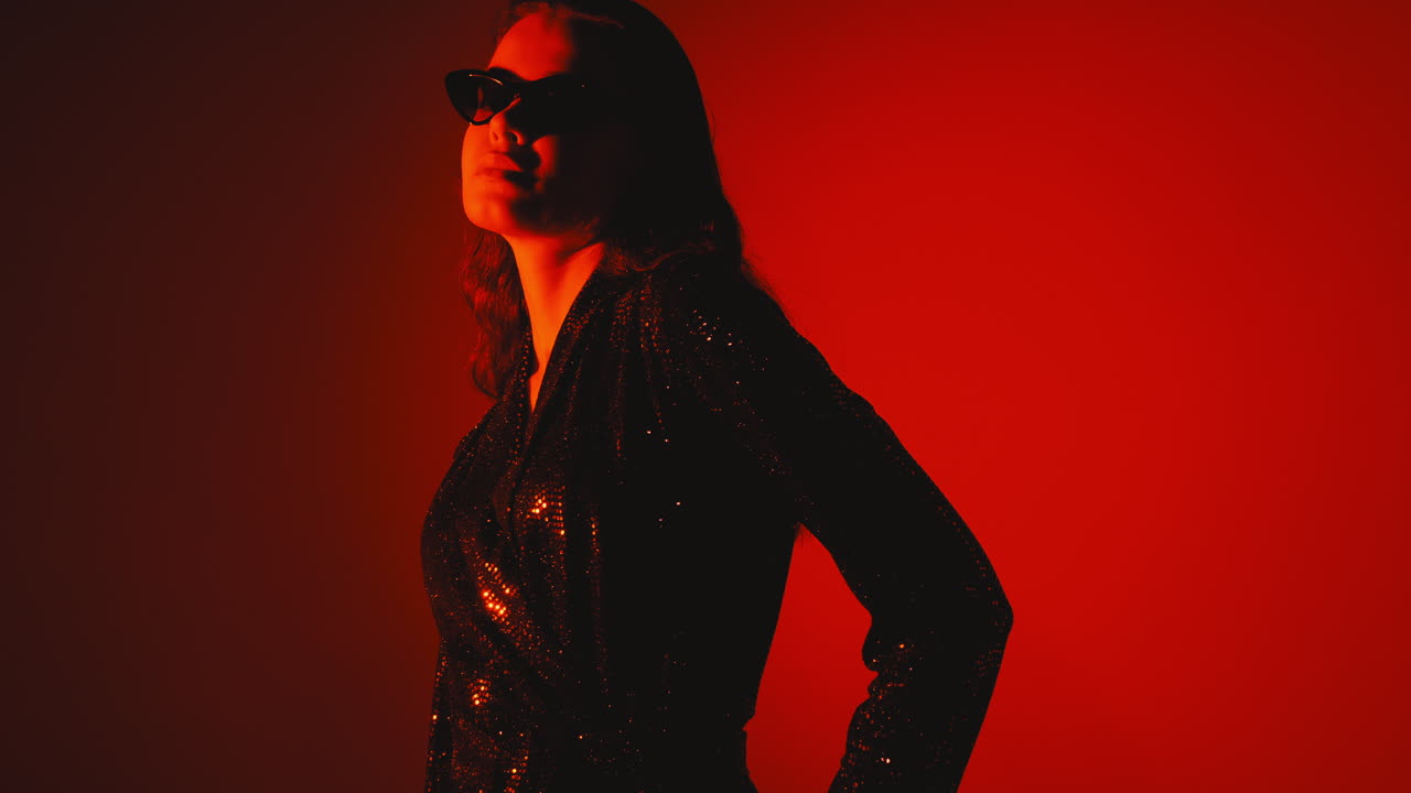 mujer elegante en luz roja