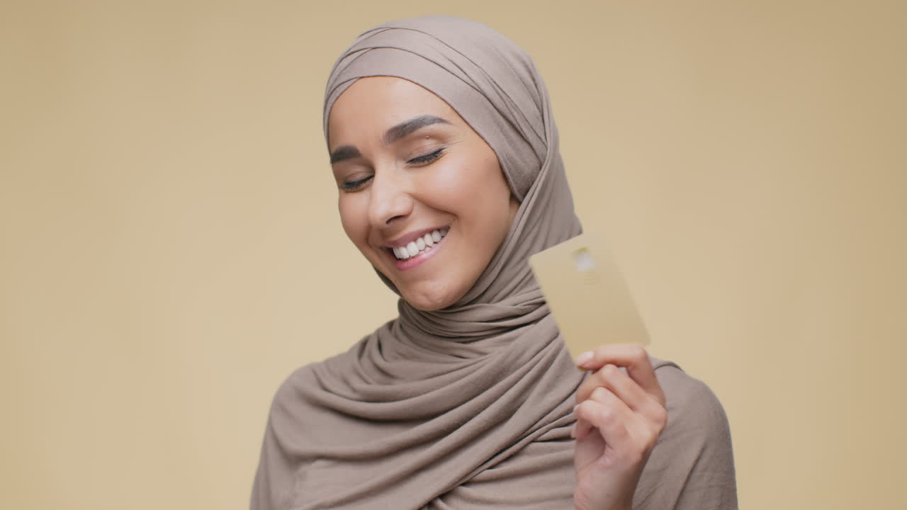 mujer sonriente con tarjeta de crédito