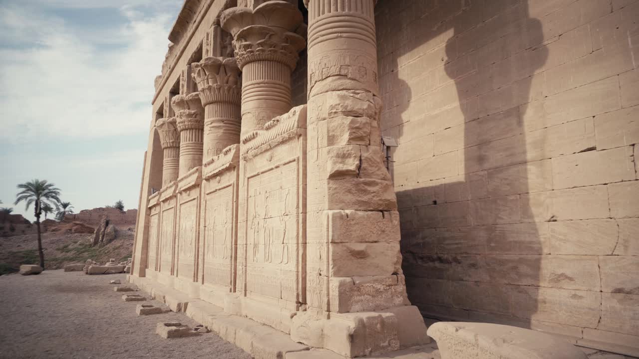 exterior del antiguo templo egipcio de dendera, egipto
