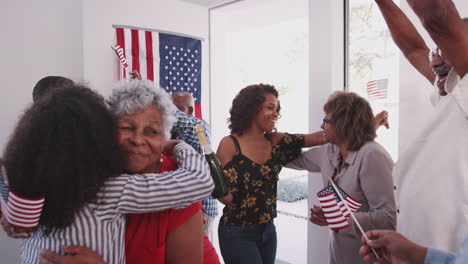 familia negra celebrando el día de la independencia llegando a una fiesta en casa con sus parientes