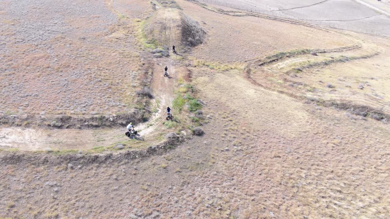 조지아 공화국의 풍경을 가로질러 이동하는 atv 스쿠터와 라이더