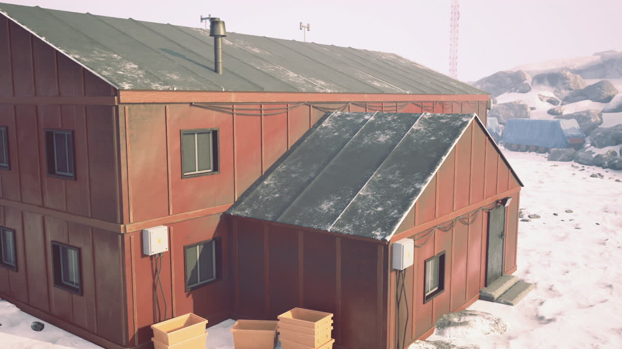 Gammel metallisk overflate under snø og skimrende isformasjoner.