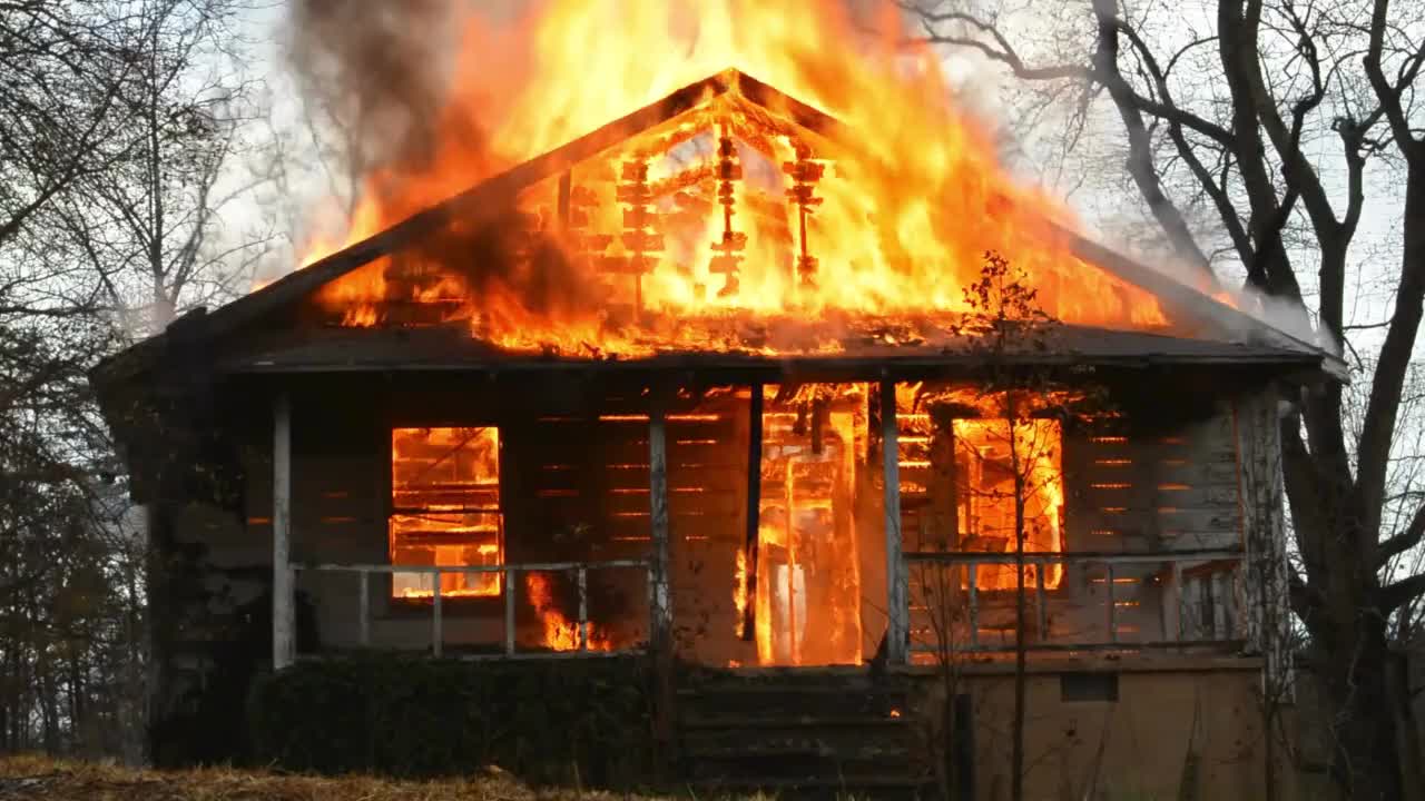 Il filmato in stock di una caserma dei pompieri cattura una scena intensa e drammatica di una casa avvolta dalle fiamme, mostrando la potenza bruta e la forza distruttiva del fuoco.