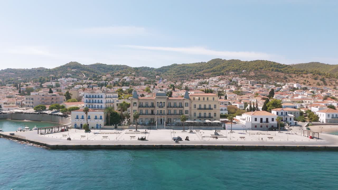 Vista panoramica dell'Hotel Poseidonion al porto di Spetses in una giornata di sole
