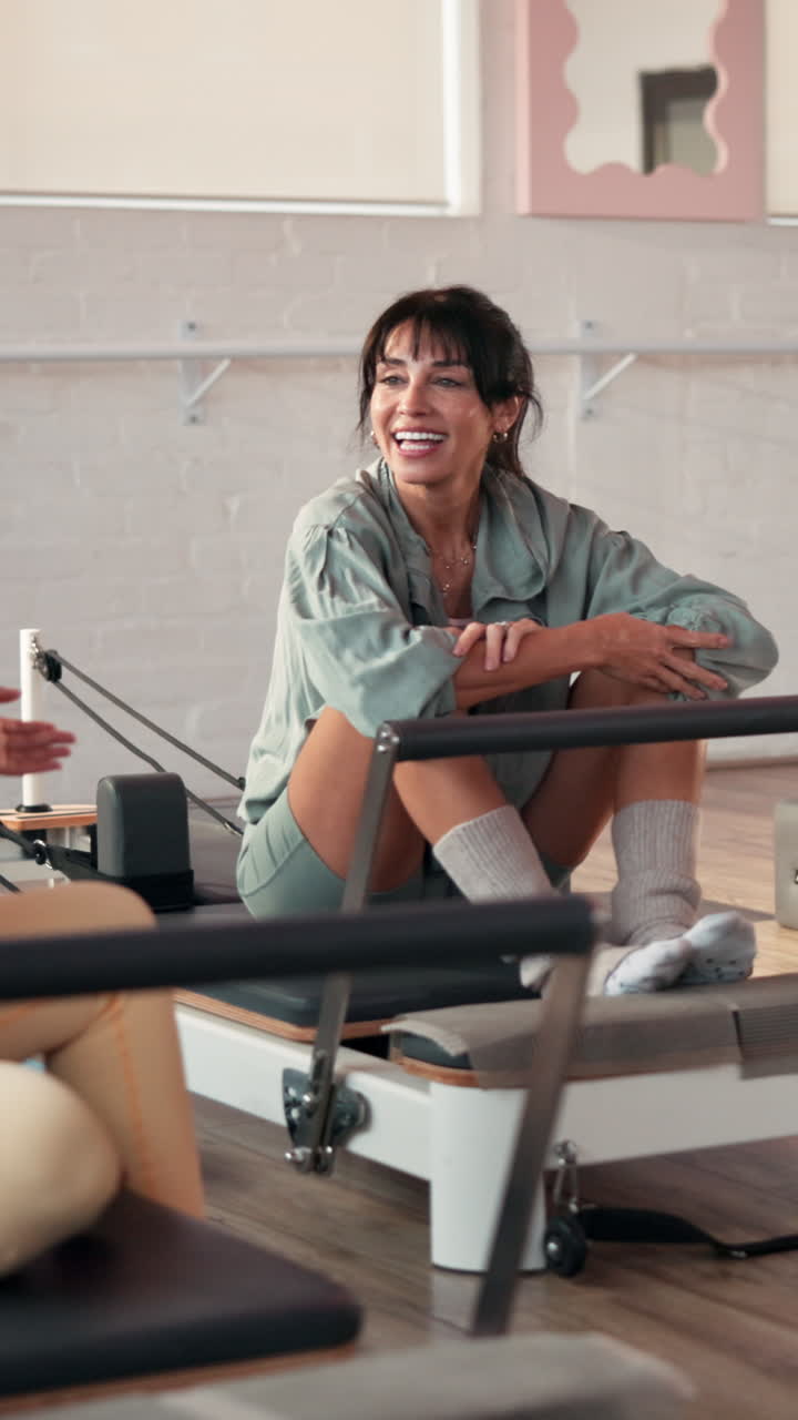 Clase de pilates con una mujer en un reformer