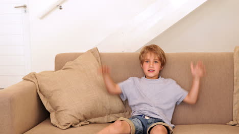 un niño pequeño saltando en el sofá.