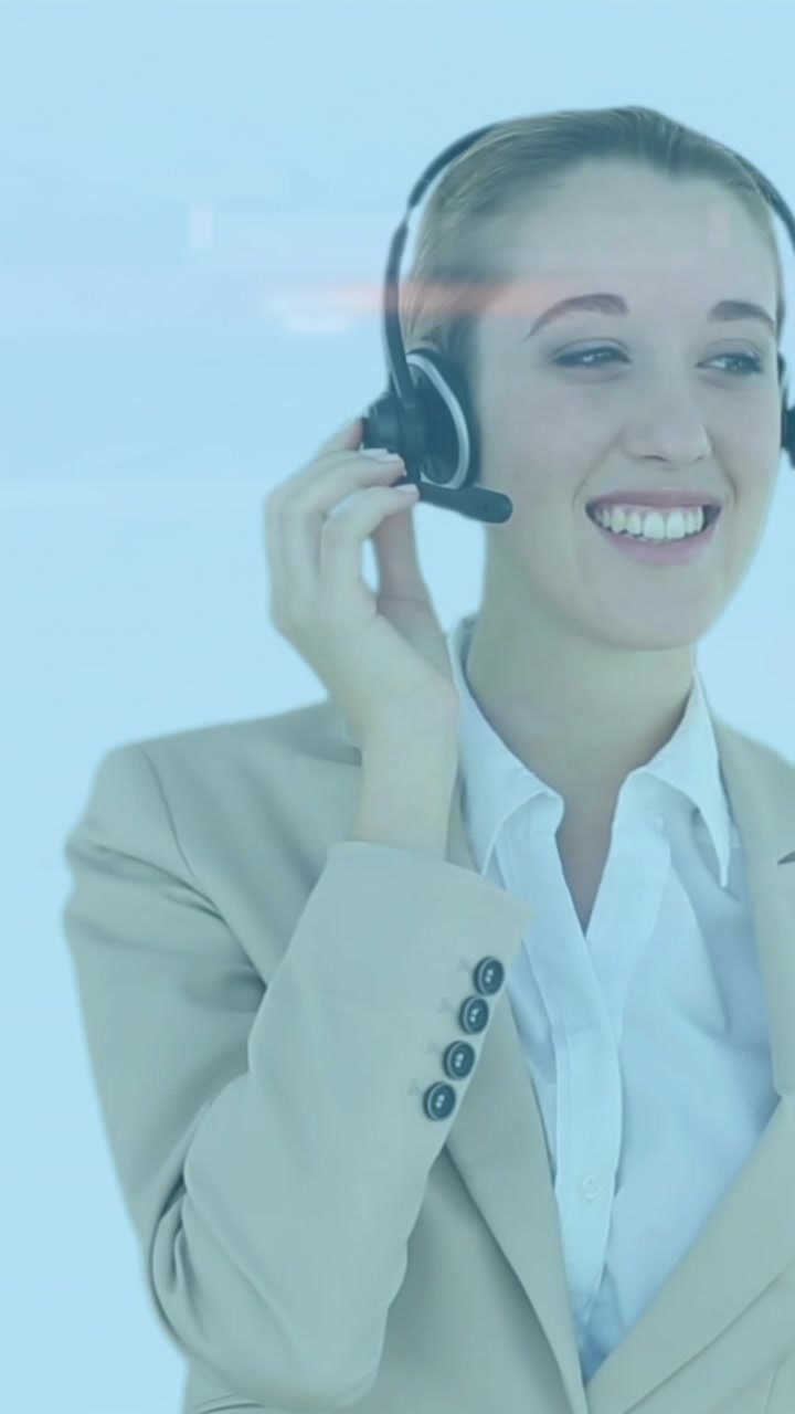 Animazione di forme su una donna d'affari caucasica che usa un auricolare telefonico.