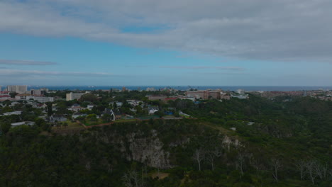 Luftaufnahme-Von-Luxusresidenzen-über-Steilen-Böschungen.-Städtischer-Bezirk,-Umgeben-Von-Grüner-Vegetation-Und-Meer-Im-Hintergrund.-Port-Elisabeth,-Südafrika