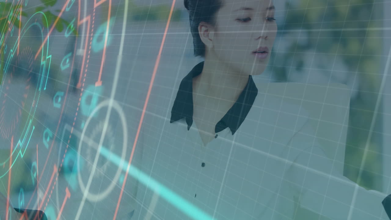 컴퓨터를 사용하는 아시아 사업가 여성에 대한 금융 데이터 처리 애니메이션