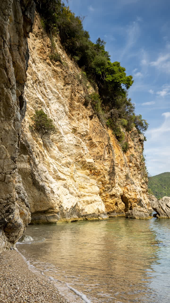 spiaggia selvaggia in grecia in verticale
