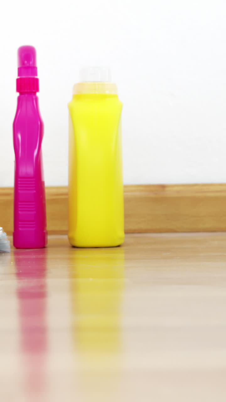 varios suministros de limpieza en un cubo