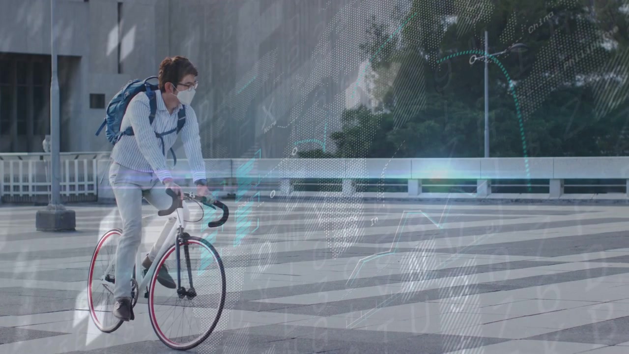 Ciclista uomo che pedala da sinistra attraverso una piazza, spostandosi mentre sovrapposizioni di dati tracciano il percorso e il ritmo