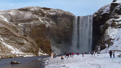 Touristen,-Die-Im-Winter-Den-Skogafoss-wasserfall-In-Südisland-Bewundern