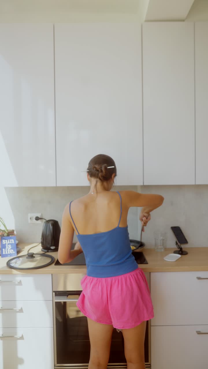 Donna che cucina in cucina