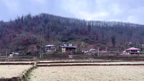 vista panorámica de una cabaña forestal cabaña doble cabaña tradicional de madera casa local en el norte de irán en la jungla de hyrcanian colinas cubiertas de árboles en el fondo cielo nublado otoño invierno vista increíble de eco lodge