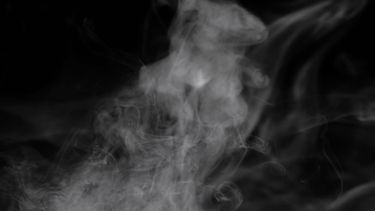 Fumo bianco di vapore che si alza su sfondo nero, vapore che si dissolve, rallentatore