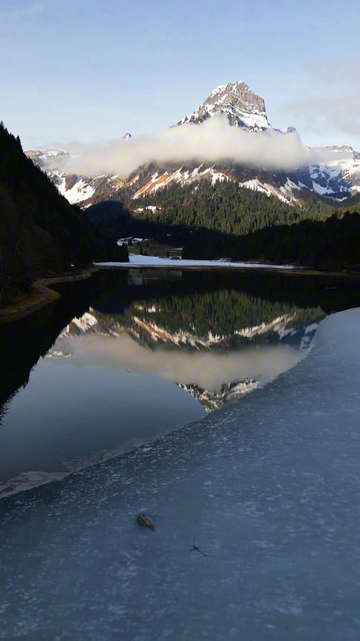 Lago Obersee Glarus, Alpi svizzere, Monte Brünnelistock, Svizzera, natura invernale.