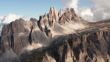 vista aérea de picos irregulares de la cadena montañosa croda da lago cerca de veneto, italia