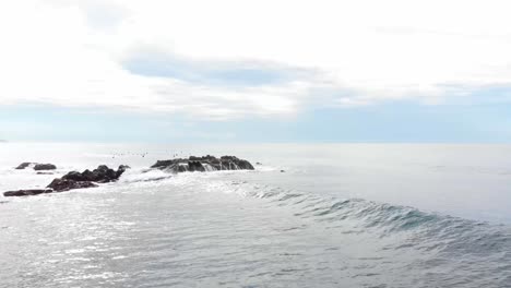 Drone-Volando-Hacia-Atrás-Sobre-Olas-Rizadas-Y-Rocas-Afiladas-En-Sri-Lanka