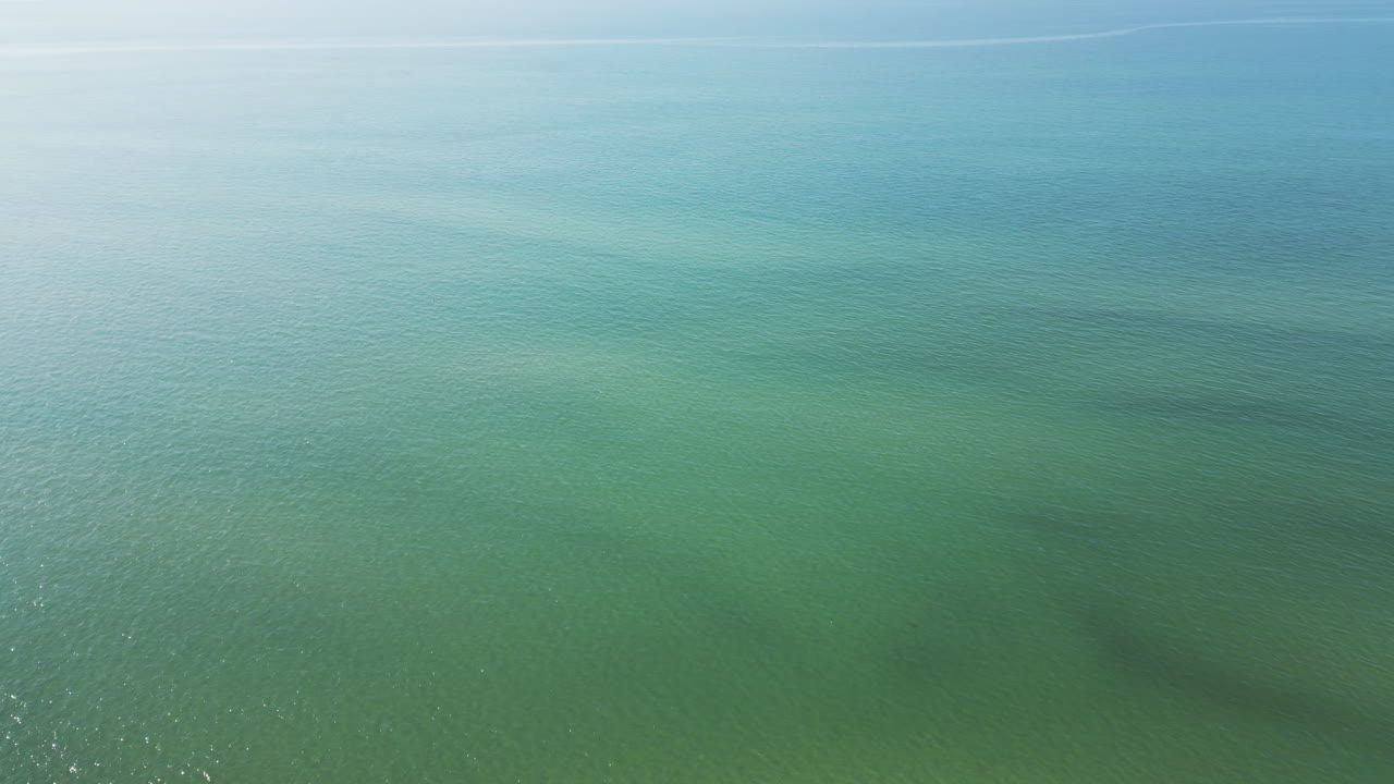 매사추세츠 주 데니스 포트에서 드론에 의해 포착된 낸터켓 사운드의 끊임없이 변화하는 해양 풍경