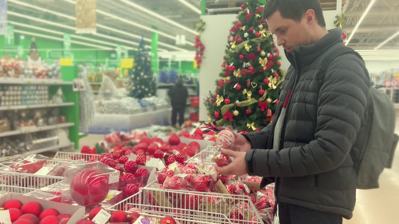 hombre comprando adornos de navidad en una tienda