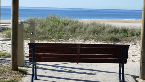 Leere-Holzbank-Am-Strand---Strand-Und-Meer-Der-Goldküste-Im-Sommer---Queensland,-Australien