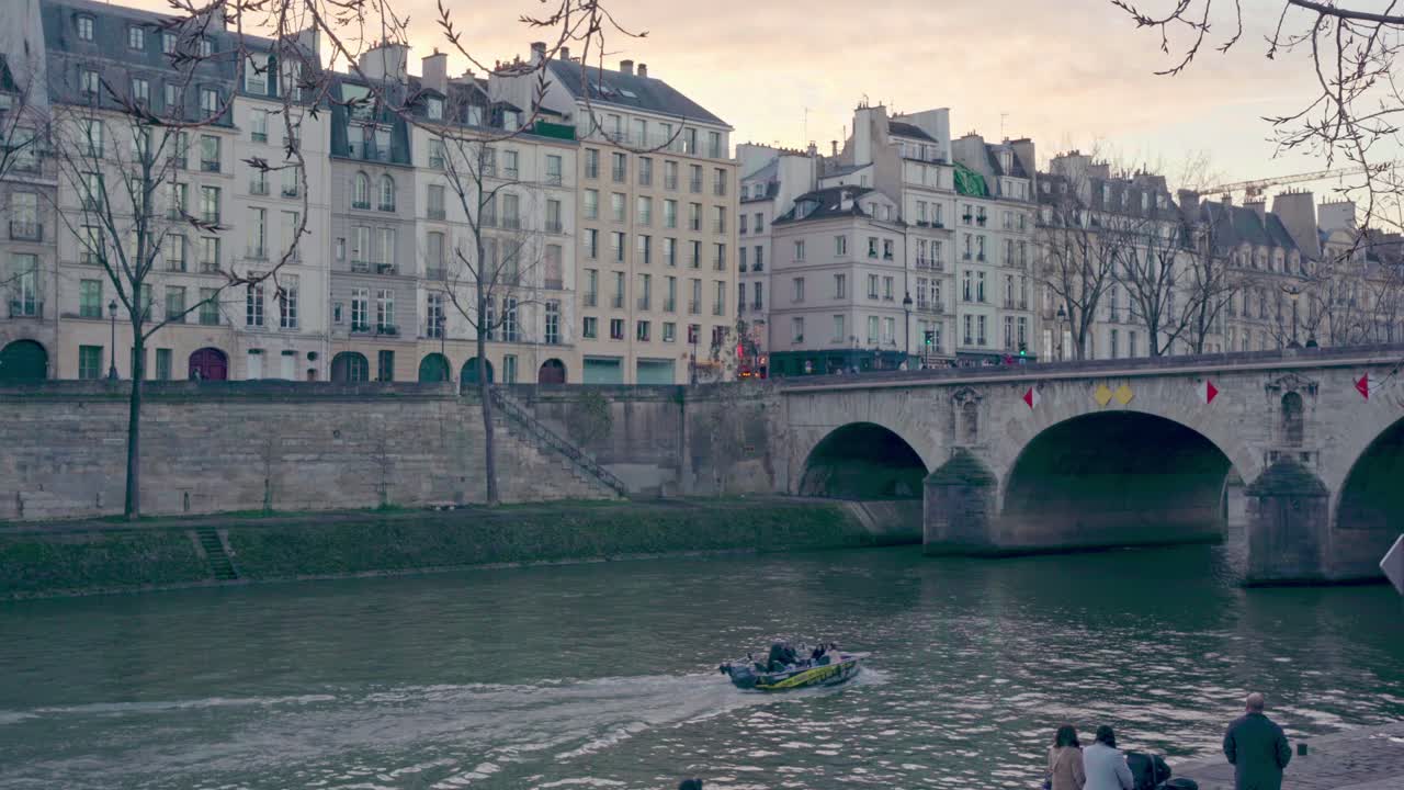가을 시즌의 황금시간대에 작은 보트 항해, 파리 건축과 함께 세느 강의 극적인 샷