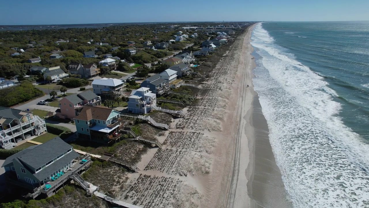 Vista aérea de drone da costa em Emerald Isle, Carolina do Norte