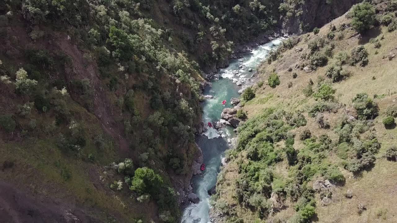 turistas en una aventura de rafting en aguas bravas en nueva zelanda - antena