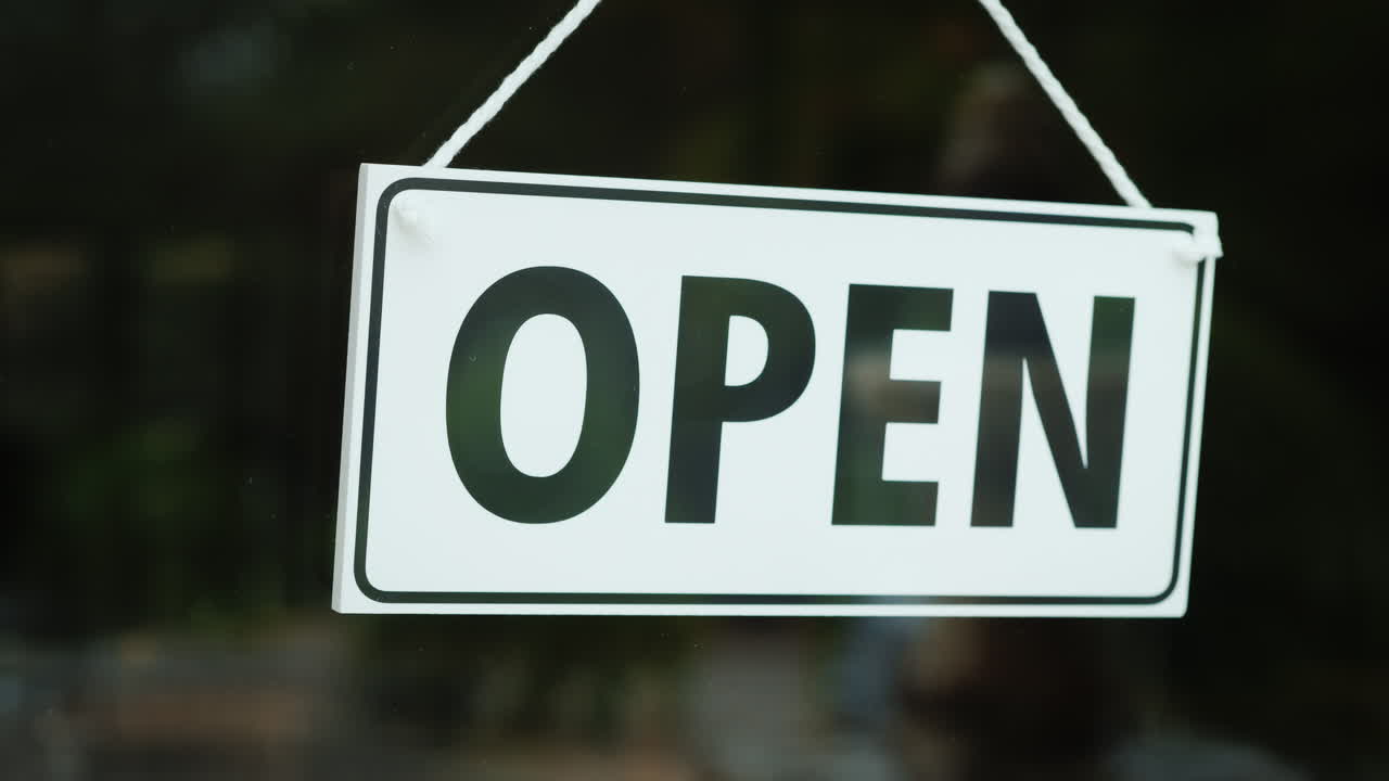 la mano gira la señal de la posición abierta a la cerrada