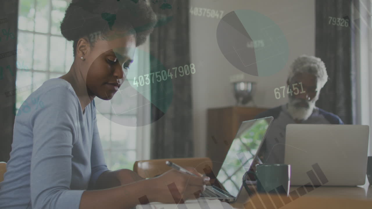 animazione di elaborazione di dati statistici contro una donna afroamericana che prende appunti a casa