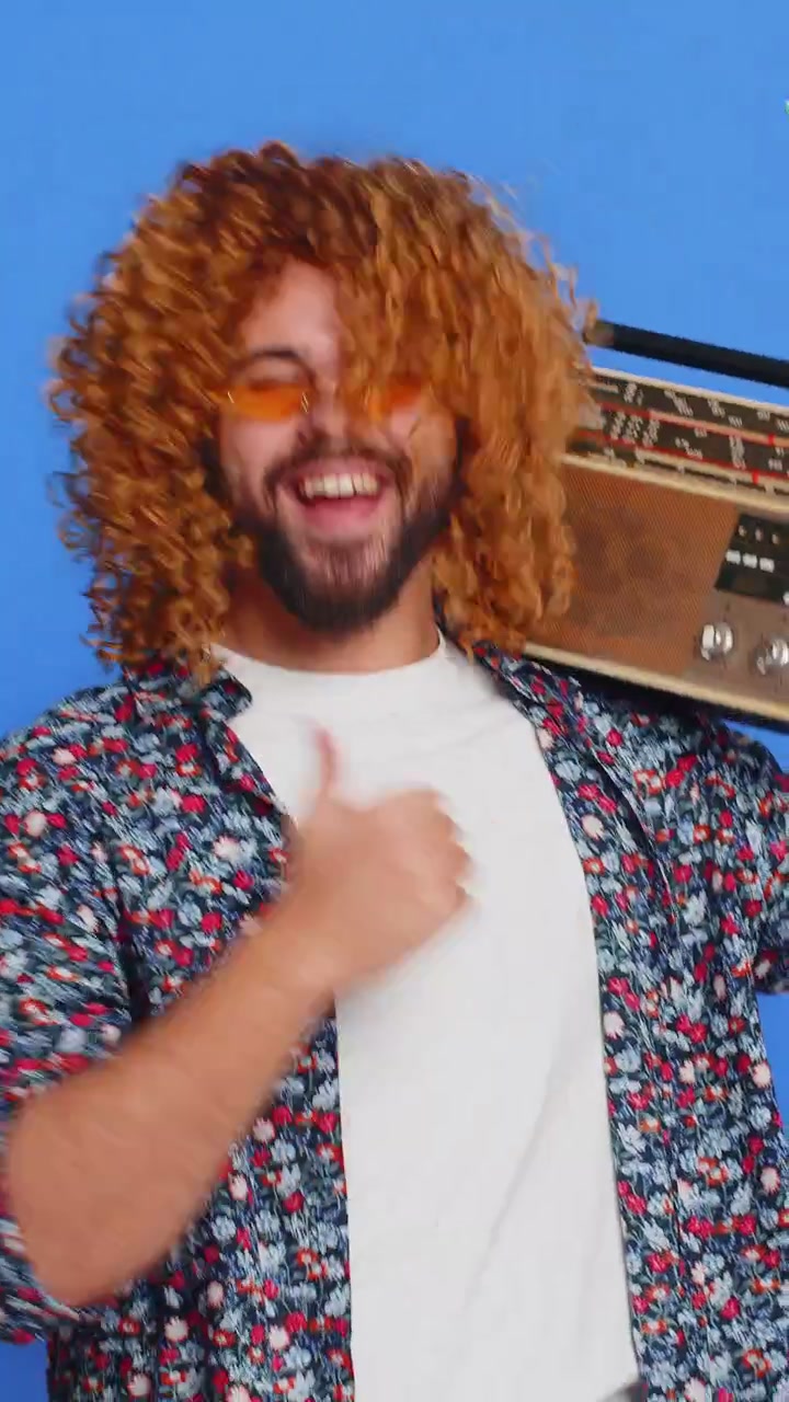 Uomo felice che ascolta musica su un giradischi retro, discoteca, danza, fan delle tecnologie d'epoca.