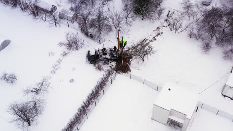 trabajadores de ingenieros de mantenimiento que reparan postes de electricidad en tierras de cultivo rurales nevadas vista aérea en órbita