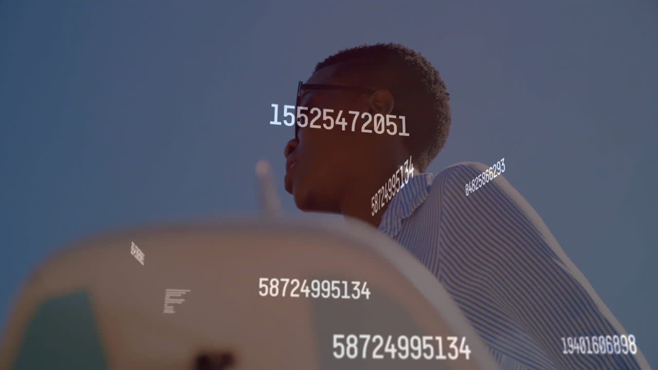 Persona che guarda in alto con animazione di numeri fluttuanti su un cielo azzurro e limpido