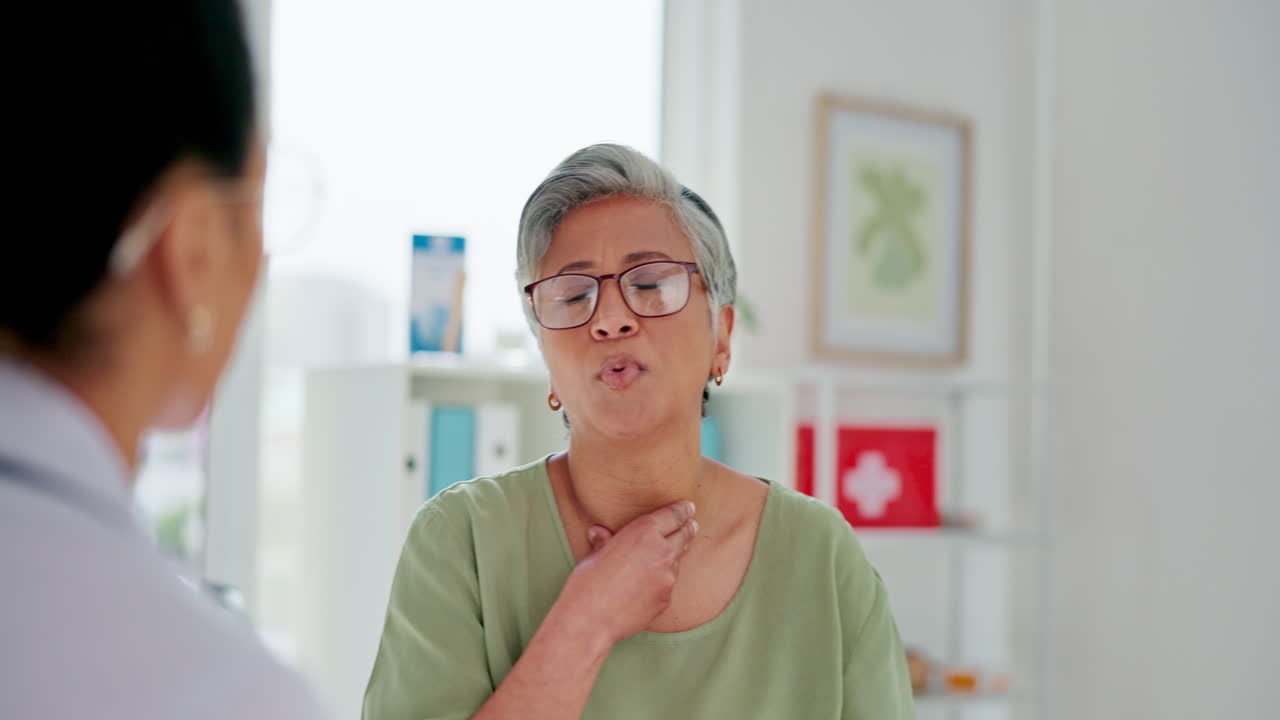 médico que consulta a un paciente de edad avanzada