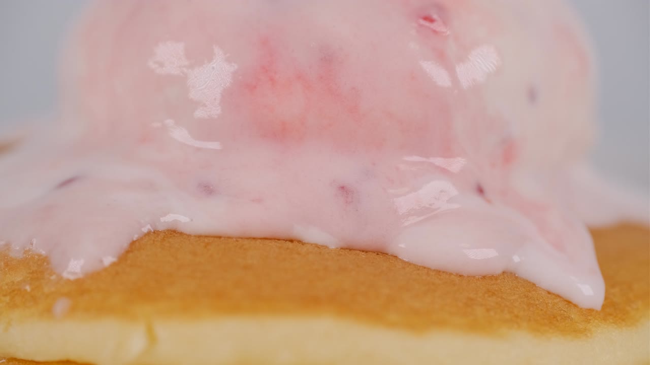 딸기 아이스크림과 함께 팬케이크